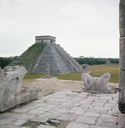 El Castillo, utsikt fra Warriors Temple, som viser Chacmool